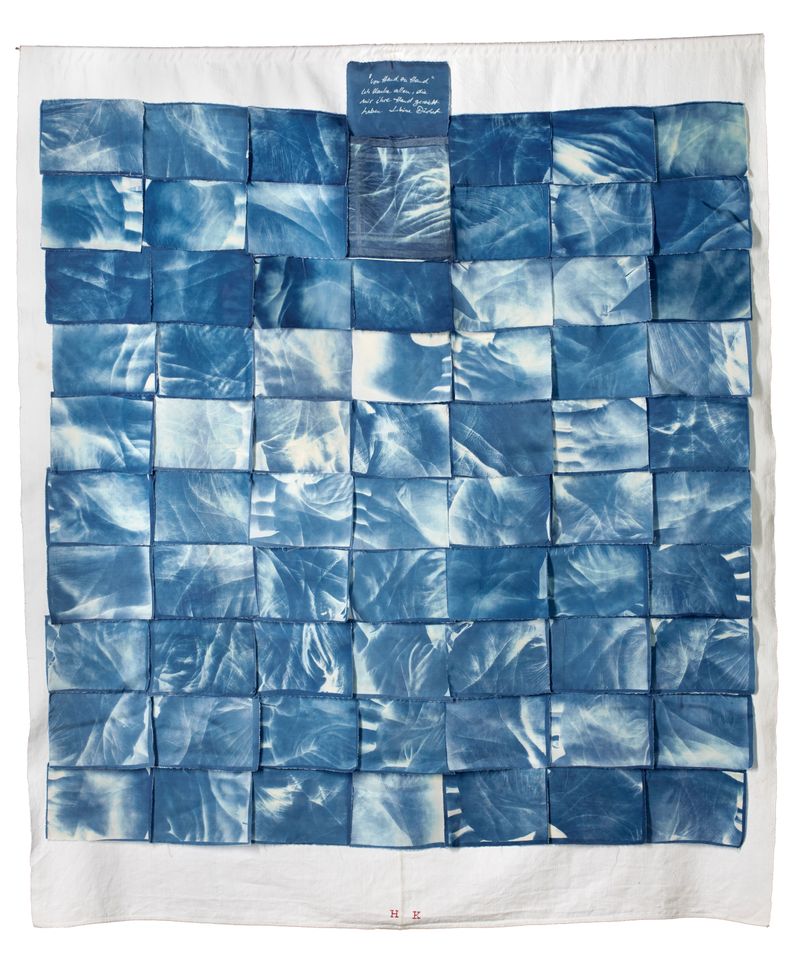 Sabine Dächert Von Hand zu Hand, 2025 Textile Arbeit mit 71 Cyanotypien auf Seide 150 x 170 cm